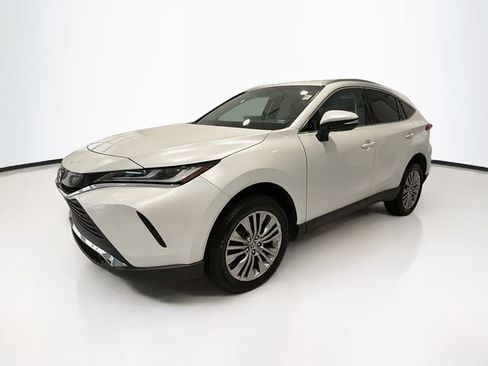 Used 2024 Toyota Venza XLE AWD/4WD image 3
