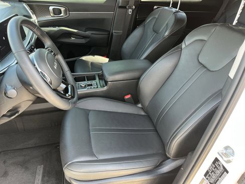 Certified 2025 Kia Sorento EX w/ Panoramic Sunroof Package image 18