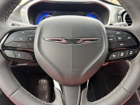 Used 2025 Chrysler Pacifica Limited image 21