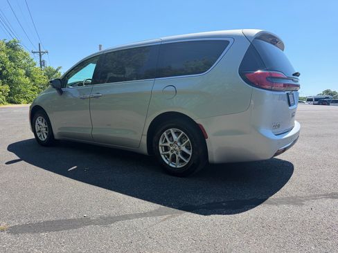 Used 2024 Chrysler Pacifica Touring-L FWD image 12