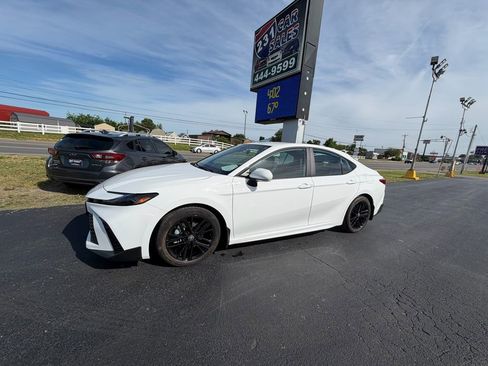 Used 2025 Toyota Camry SE FWD image 7