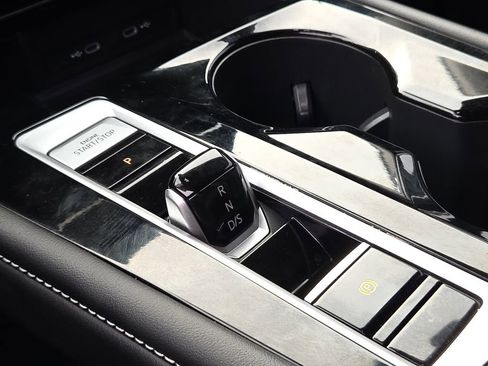 Used 2024 Volkswagen Atlas SE w/ Black Wheel Package image 21