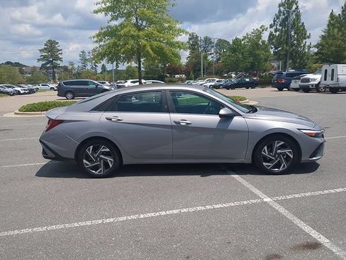 Used 2025 Hyundai Elantra SEL FWD image 3