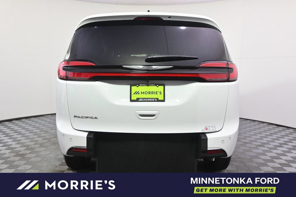 Used 2026 Chrysler Pacifica Select FWD image 6