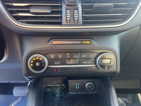 Used 2020 Ford Escape SE image 29