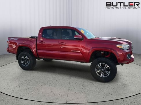 Used 2018 Toyota Tacoma TRD Sport AWD/4WD image 7