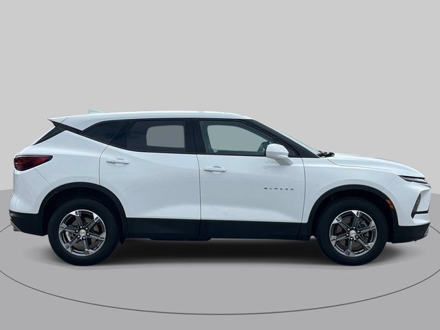 Used 2025 Chevrolet Blazer LT FWD image 3
