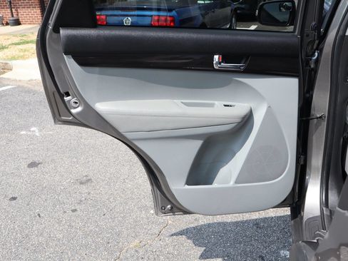 Used 2013 Kia Sorento LX FWD image 10