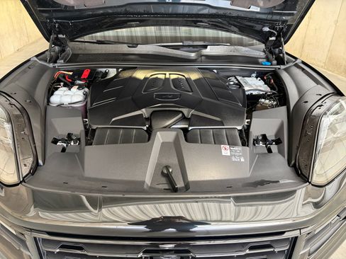 Certified 2026 Porsche Cayenne AWD/4WD image 13
