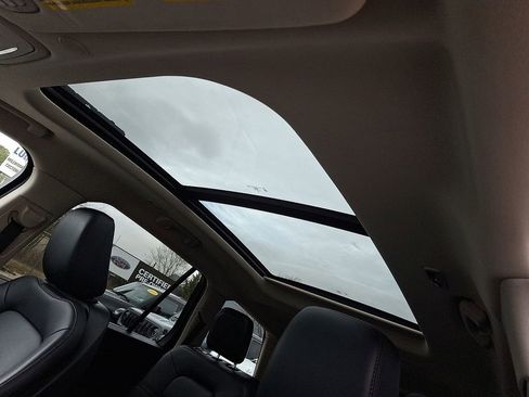 Used 2023 Lincoln Aviator AWD w/ Premium Package image 16