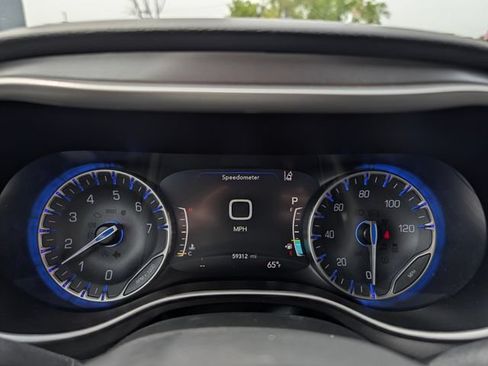 Used 2023 Chrysler Pacifica Touring-L FWD image 21