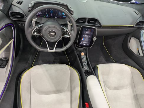 Used 2025 McLaren Artura Spider image 9