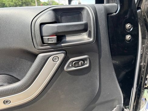Used 2016 Jeep Wrangler Rubicon w/ Power Convenience Group AWD/4WD image 20
