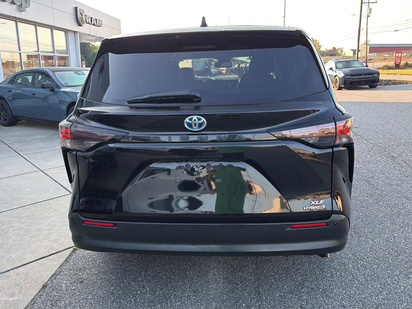 Used 2023 Toyota Sienna XLE FWD image 11