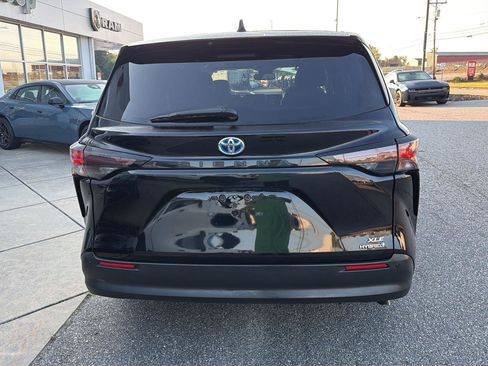 Used 2023 Toyota Sienna XLE FWD image 11