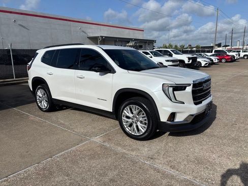 Used 2024 GMC Acadia Elevation w/ Luxury Package FWD image 3