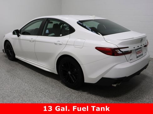 Used 2025 Toyota Camry SE image 9