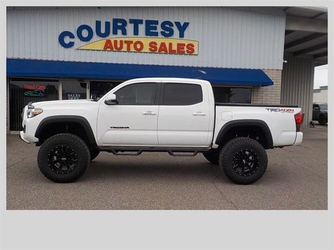 Used 2019 Toyota Tacoma TRD Off-Road image 3