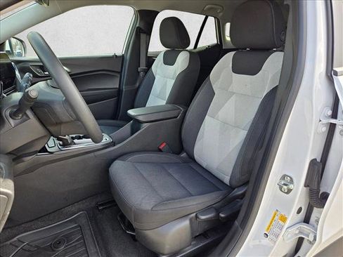 Used 2025 Chevrolet Trax LS w/ LS Convenience Package image 16