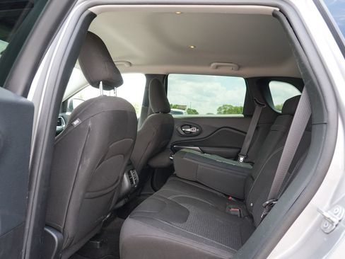 Used 2019 Jeep Cherokee Latitude w/ Popular Appearance Group AWD/4WD image 18