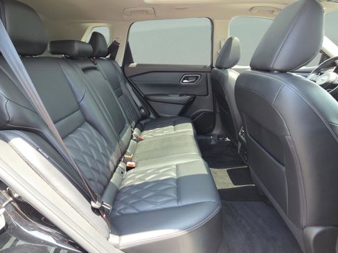 Used 2021 Nissan Rogue Platinum FWD image 16