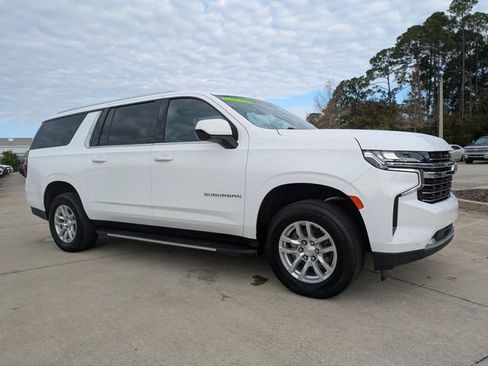 Used 2024 Chevrolet Suburban LT RWD image 2