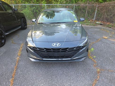 Used 2023 Hyundai Elantra SE w/ Preferred Accessory Package FWD image 1