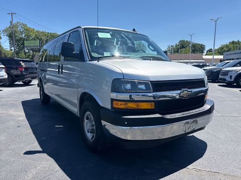 Used 2018 Chevrolet Express 3500 LT w/ LT Preferred Equipment Group RWD image 4