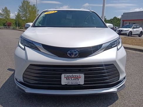 Used 2024 Toyota Sienna Limited FWD image 8