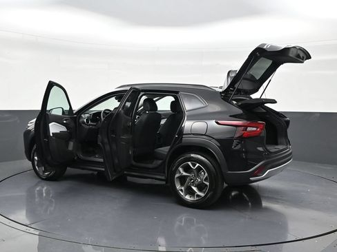 Used 2025 Chevrolet Trax LT FWD image 28