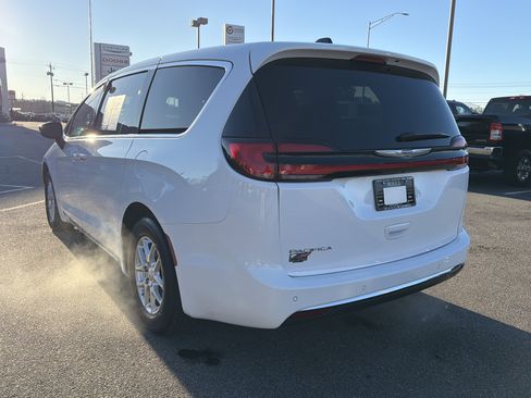 Used 2025 Chrysler Pacifica Select image 8