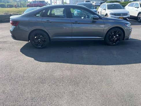 New 2025 Volkswagen Jetta SE image 5