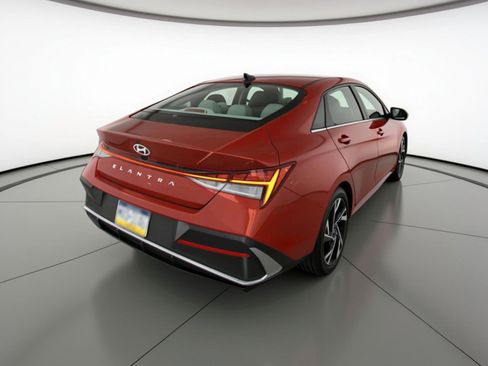 Used 2025 Hyundai Elantra SEL FWD image 9