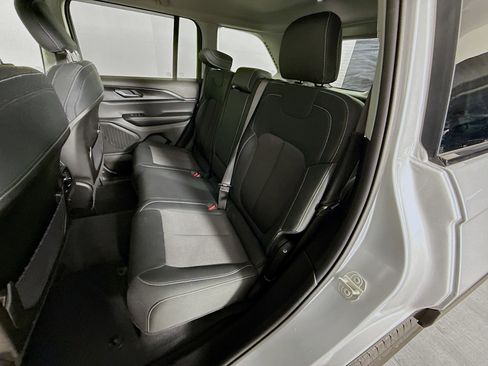 Used 2023 Jeep Grand Cherokee Laredo image 27