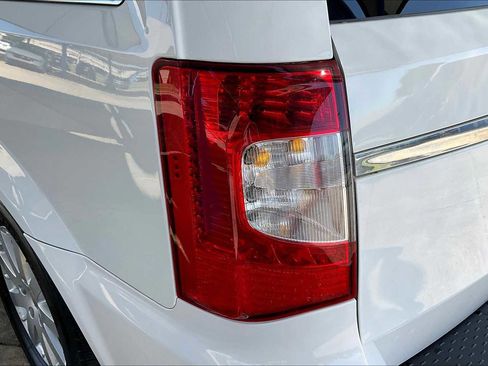 Used 2014 Chrysler Town & Country Touring image 27