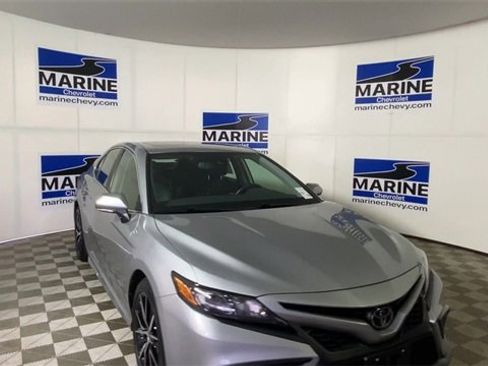 Used 2021 Toyota Camry SE w/ Convenience Package image 4