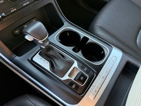 Used 2024 Kia Carnival LX image 15