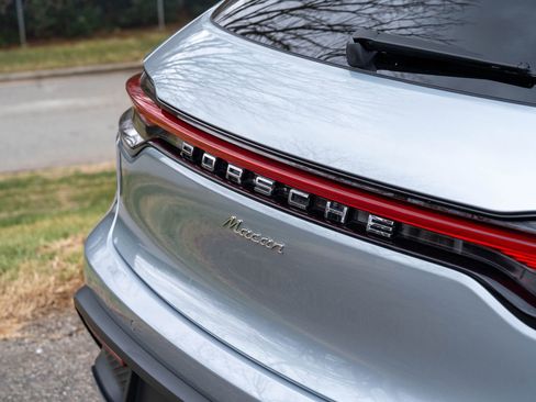 Certified 2025 Porsche Macan image 14