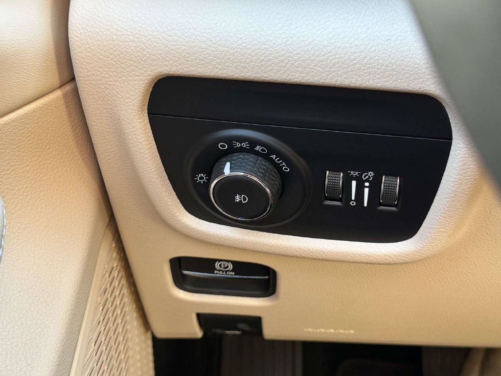 Used 2024 Jeep Grand Cherokee Limited AWD/4WD image 30