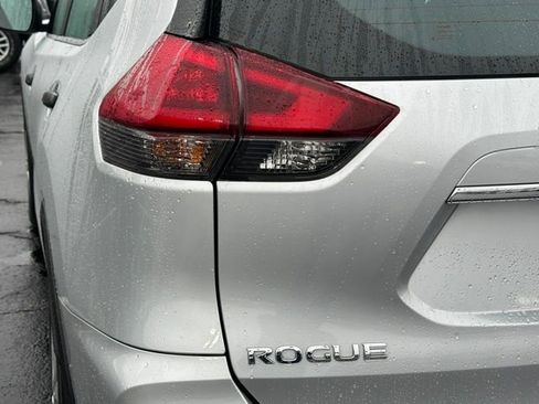Used 2020 Nissan Rogue S FWD image 12