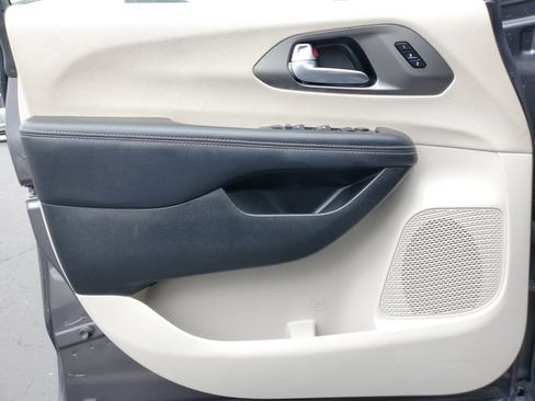 Used 2023 Chrysler Pacifica Touring-L FWD image 25