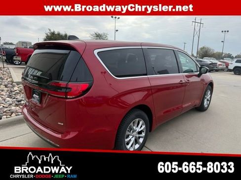 New 2026 Chrysler Pacifica Select image 5
