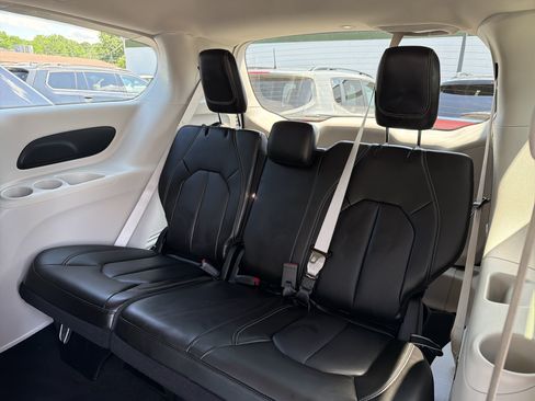 Used 2023 Chrysler Pacifica Touring-L AWD/4WD image 27