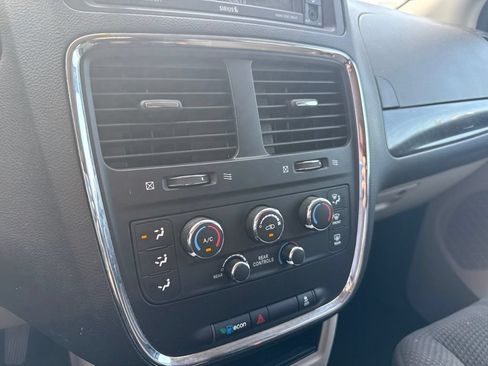 Used 2018 Dodge Grand Caravan SE w/ UConnect Hands-Free Group FWD image 25