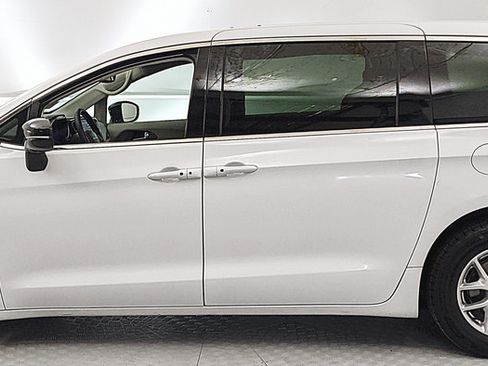 Used 2024 Chrysler Voyager LX FWD image 5