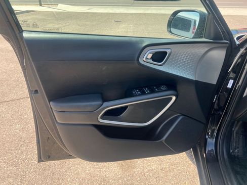 Used 2025 Kia Soul LX w/ LX Technology Package FWD image 18