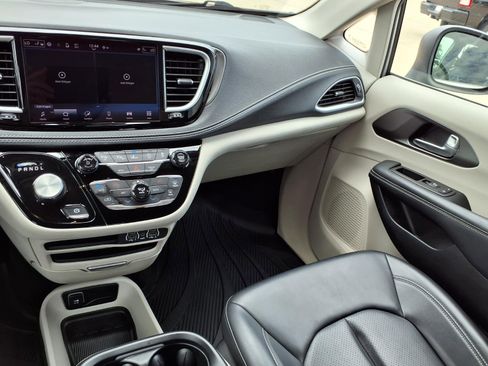 Used 2023 Chrysler Pacifica Touring-L FWD image 3