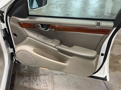 Used 2005 Cadillac De Ville Premium FWD image 24