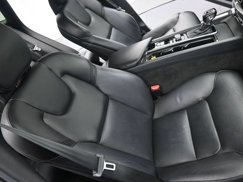 Used 2019 Volvo XC60 T5 Momentum w/ Multimedia Package AWD/4WD image 11