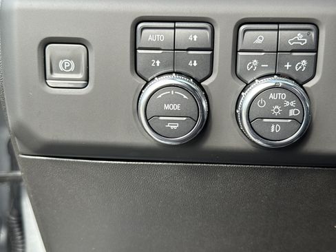 Used 2024 GMC Sierra 2500 AT4 w/ AT4 Premium Plus Package AWD/4WD image 18